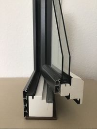 Ge&ouml;ffnetes Profil Holz-Aluminium-Fenster